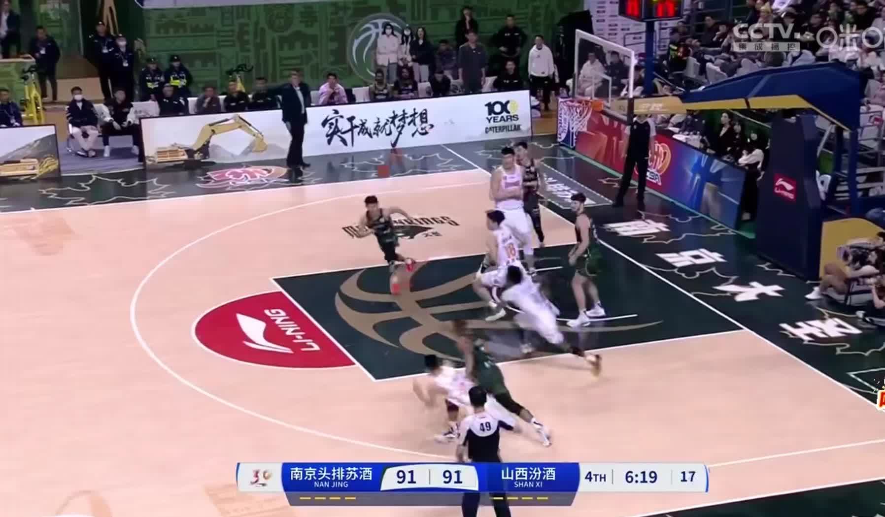 浙江队在CBA季后赛中打出爆冷,被誉为评论席掌声雷动 浙江队在CBA季后赛中打出爆冷,被誉为评论席掌声雷动