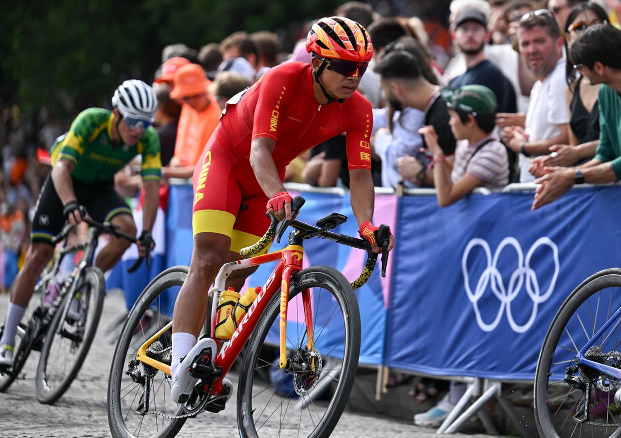 爱游戏体育下载-自行车赛道上速度惊人，选手争先恐后的简单介绍