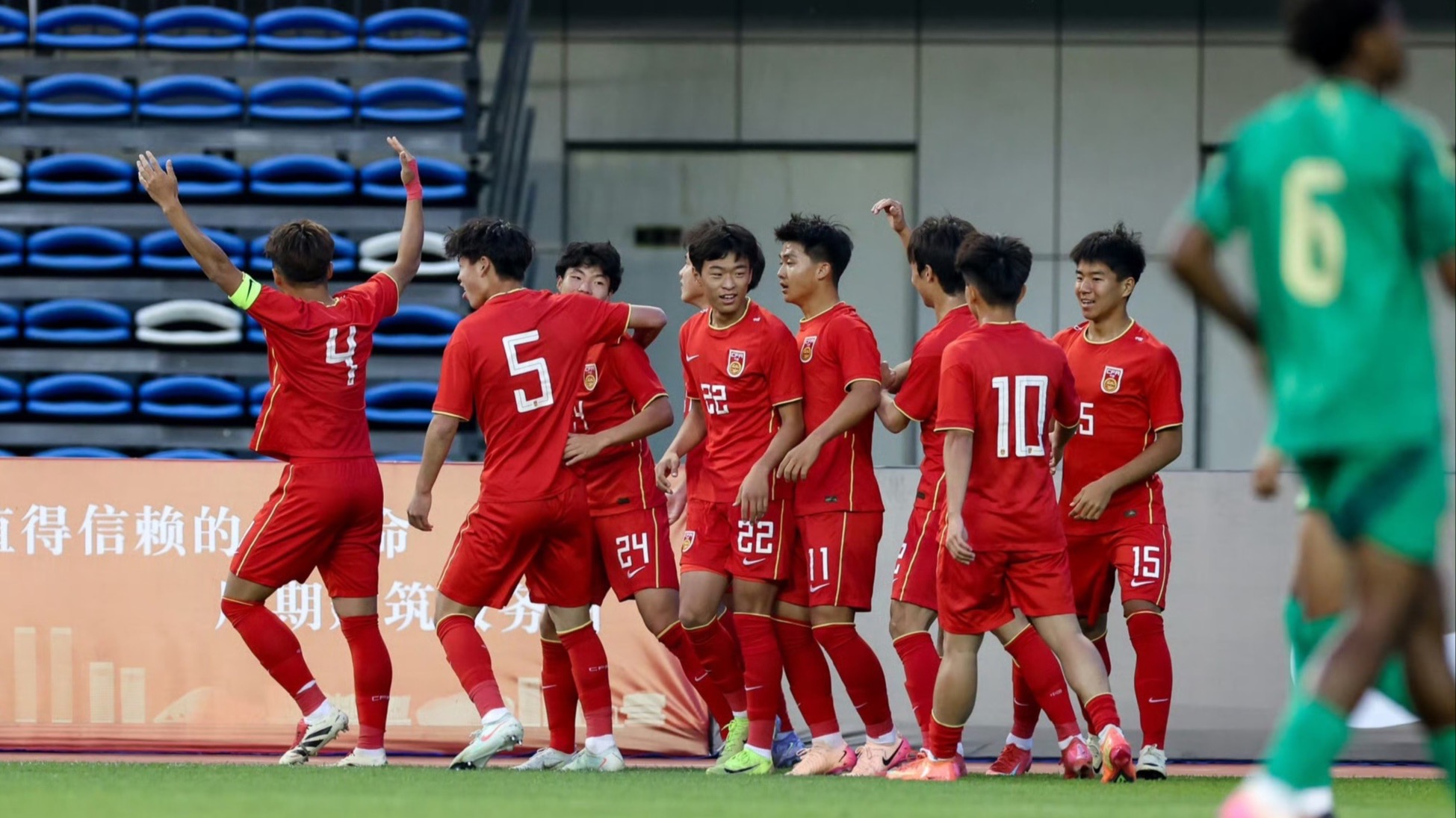 爱游戏官网-中国球队备战系列赛，直击争夺胜利的简单介绍