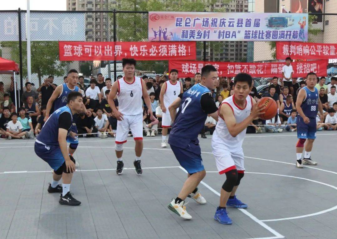 激烈的篮球比赛现场激发了观众热情 激烈的篮球比赛现场激发了观众热情