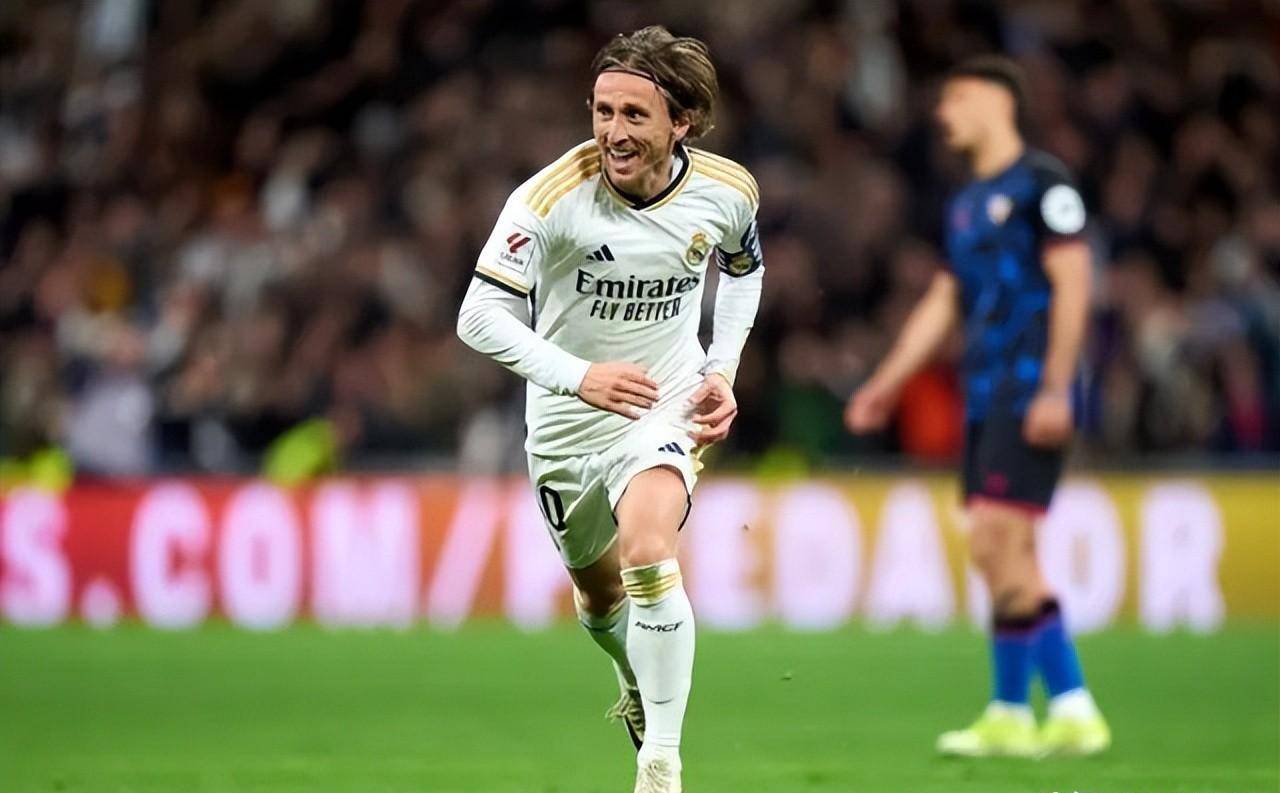 爱游戏体育官网-欧洲足球巨星在赛季中展现全新亮相