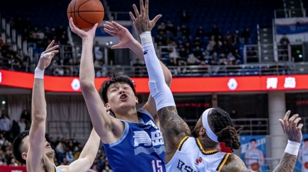 球队主力中锋当选MVP，篮板球碾压对手