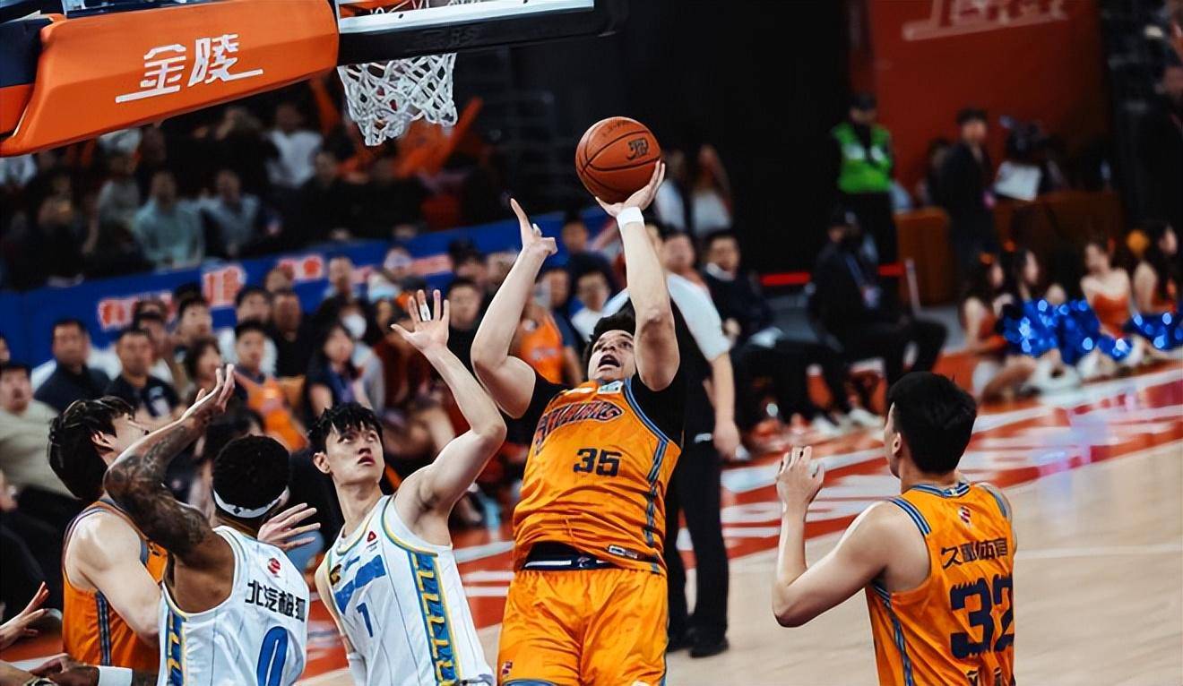 球队主力中锋当选MVP,篮板球碾压对手 球队主力中锋当选MVP,篮板球碾压对手