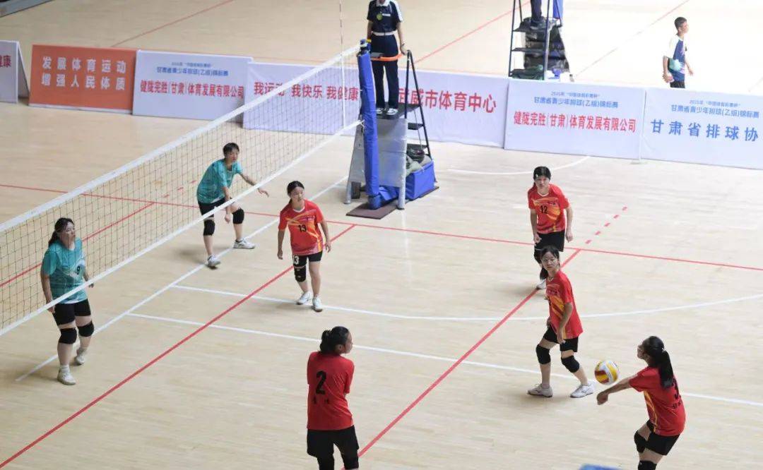 运动员激战赛场,赛事纷呈多彩 运动员激战赛场,赛事纷呈多彩