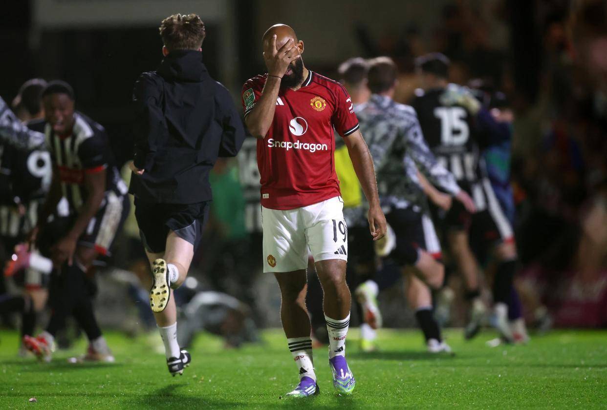 爱游戏体育平台-曼联再次告负，球迷怒喷主帅！