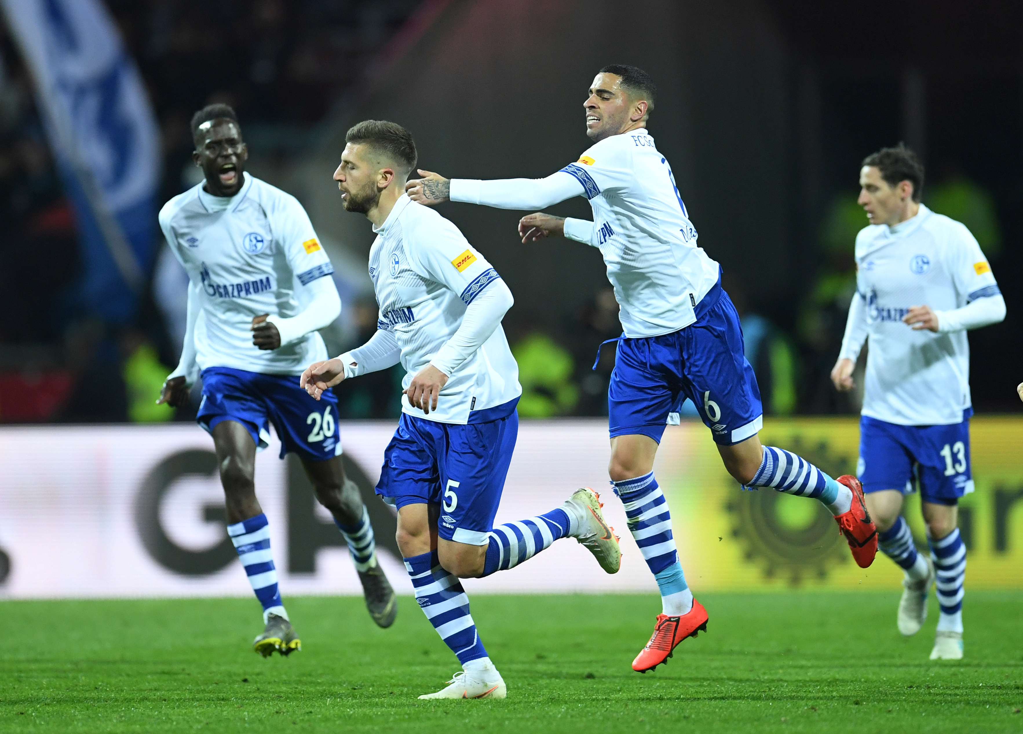 沙尔克04队受挫痛击败了奥格斯堡足球俱乐部 沙尔克04队受挫痛击败了奥格斯堡足球俱乐部