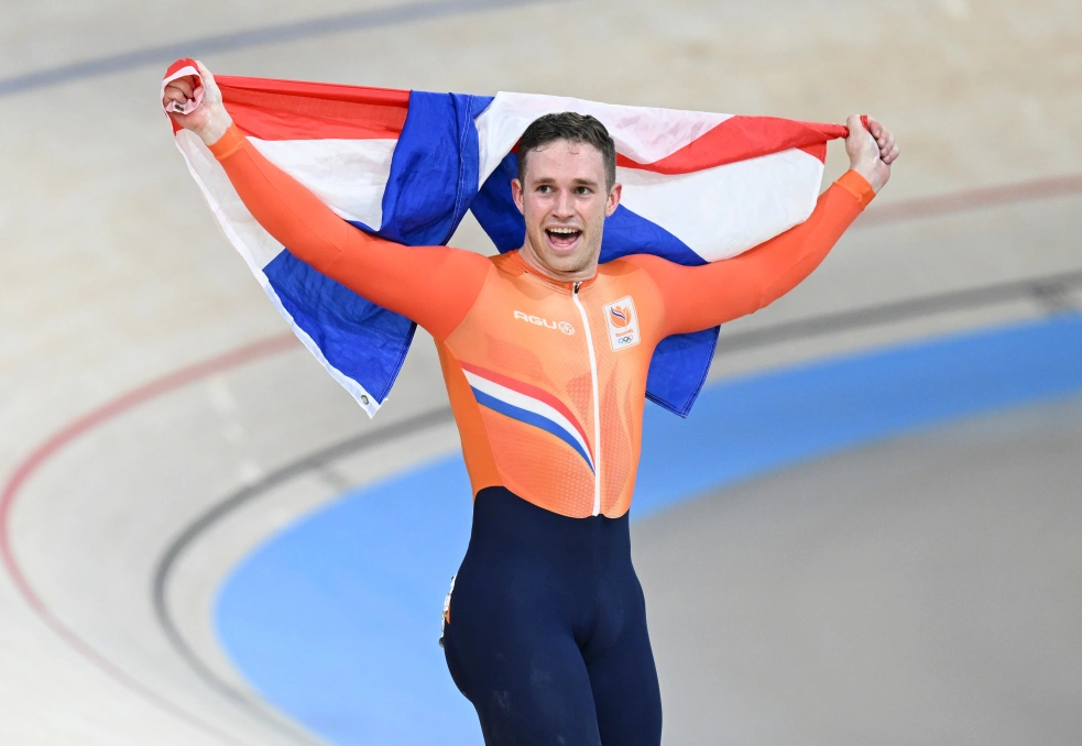 荷兰选手在自行车比赛中夺冠