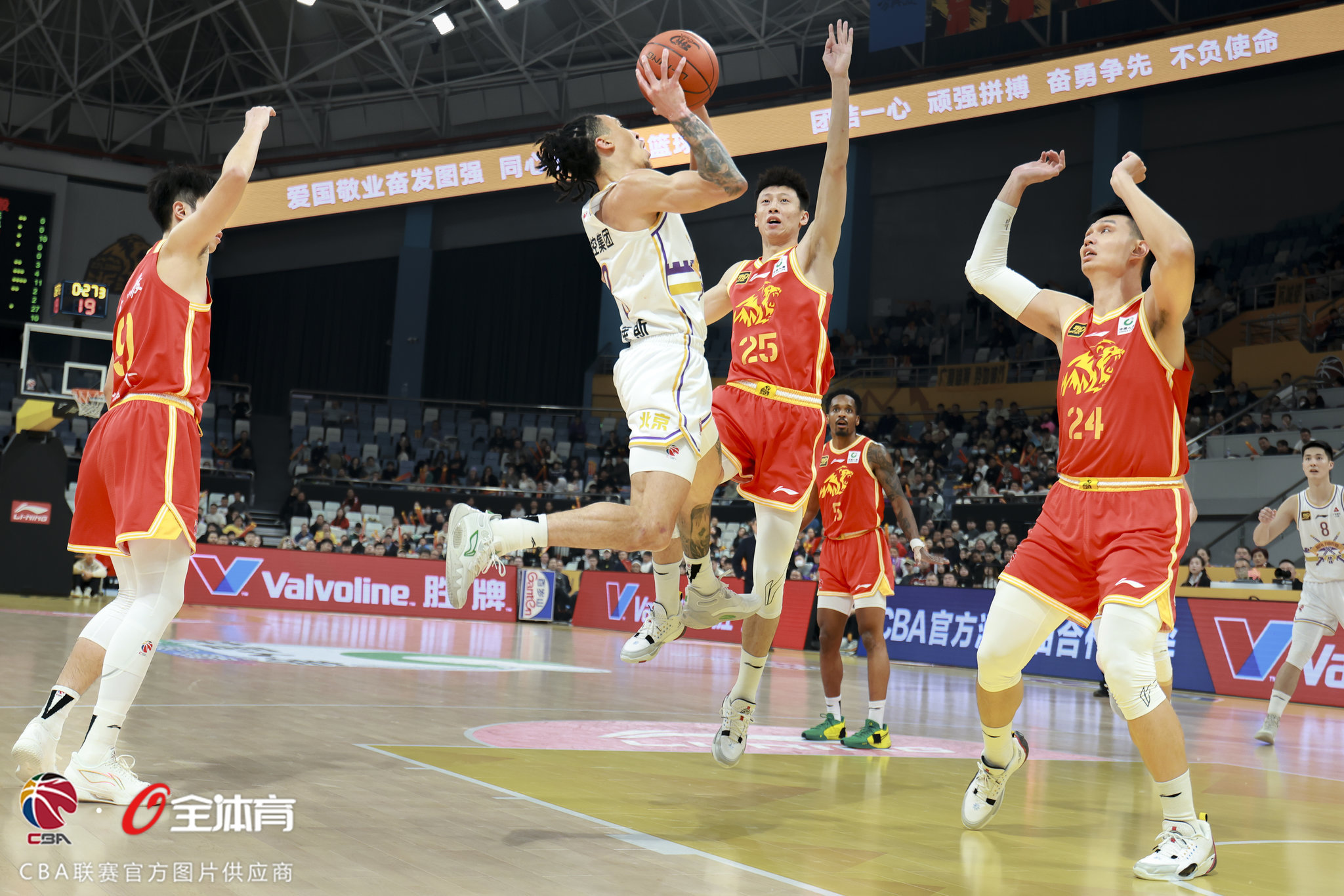 激战所致！比赛场上球员们努力拼搏