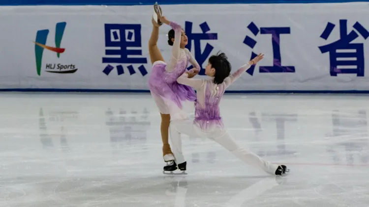 加拿大滑冰选手舞姿优美,收获好成绩!的简单介绍 加拿大滑冰选手舞姿优美,收获好成绩!的简单介绍