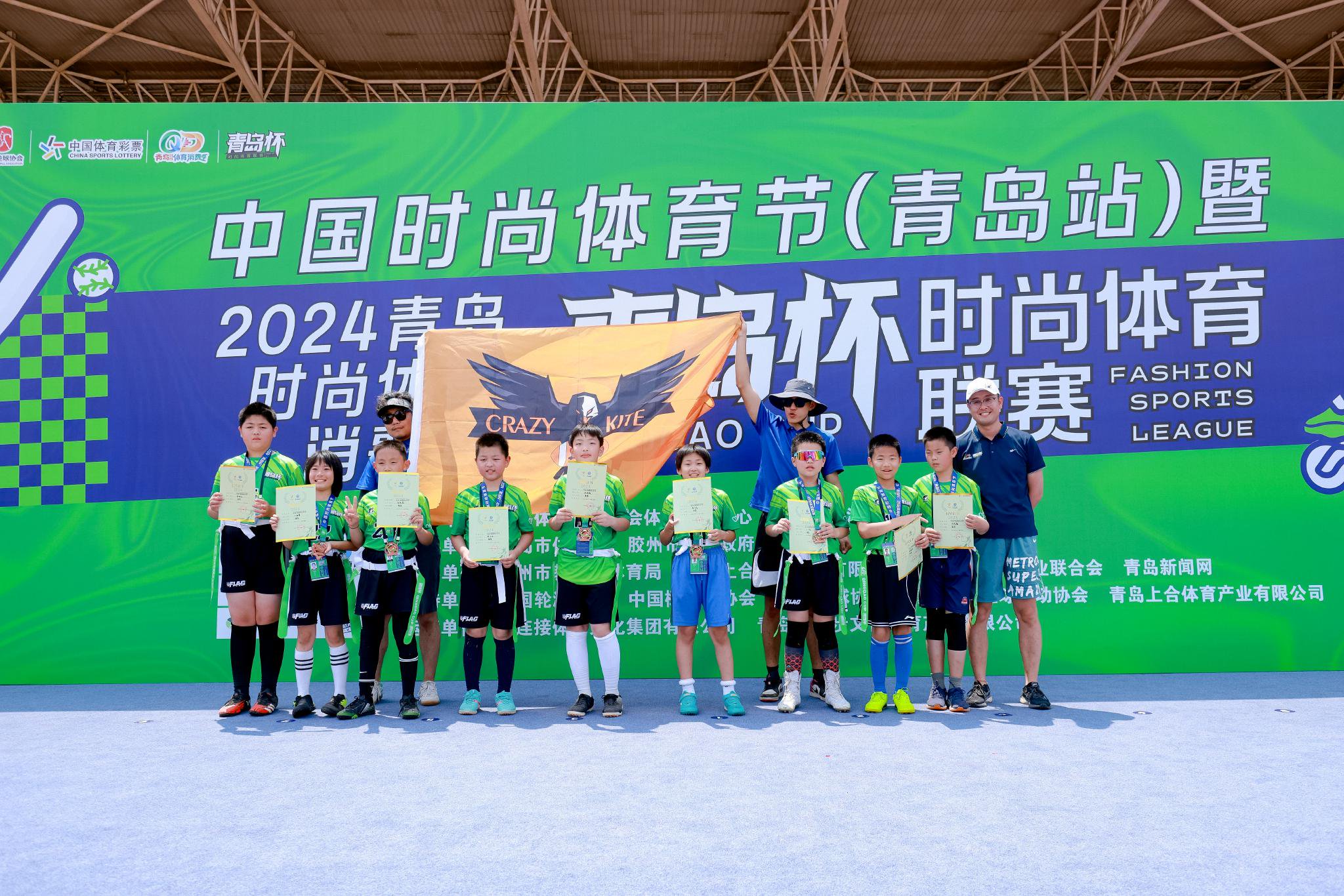 橄榄球赛事现场人气爆棚，观众热情高涨的简单介绍